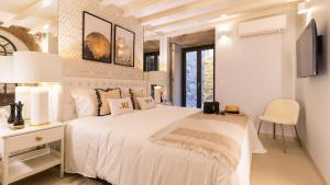um quarto branco com uma cama grande e uma janela em Downtown PortoEdition em Porto