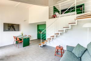 - un salon avec un canapé et un escalier dans l'établissement I Monolocali, à SantʼAgata sui Due Golfi