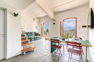 - une salle à manger avec une table et des chaises dans l'établissement I Monolocali, à SantʼAgata sui Due Golfi