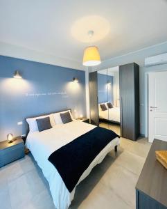 a bedroom with a large bed with a blue wall at Il Giglio di Mare, la spiaggia a un passo da te in Pescara