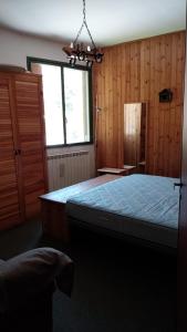 een slaapkamer met een bed en een raam bij casa vacanze Roccaraso in Roccaraso