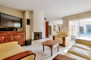 Posezení v ubytování Maison pour 6 - Piscine et détente