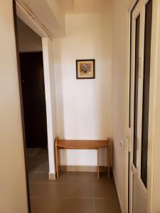 un pasillo con un banco en una habitación en Amiryan apartment, en Ereván