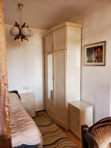 1 dormitorio con armario grande y cama en Amiryan apartment, en Ereván