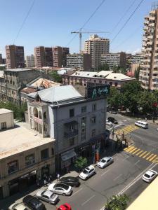 una vista aérea de una ciudad con coches aparcados en una calle en Amiryan apartment, en Ereván