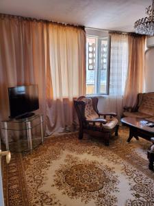 sala de estar con sofá y TV en Amiryan apartment, en Ereván