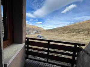 un balcón de una casa con vistas a las montañas en Immodelpas Canigou, en Pas de la Casa