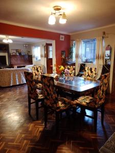 een eetkamer met een tafel en stoelen en een slaapkamer bij Casa Salkantay Cusco in Cuzco