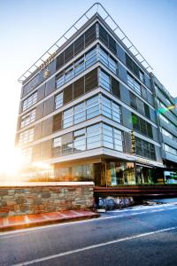 ein hohes Gebäude an der Straßenseite in der Unterkunft Vernazza Suites in Istanbul