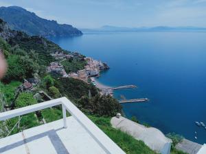 een uitzicht op een grote hoeveelheid water bij Casa Vacanze La Rosa Del Mare in Amalfi