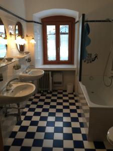 a bathroom with two sinks and a shower at Roccabella in Bivio