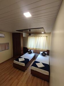 Rúm í herbergi á Hotel Starlit