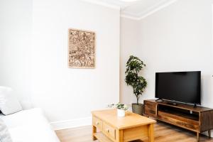 a living room with a tv and a coffee table at Alice's Central Stay: Parking + Close to the Motor Point Arena in Nottingham