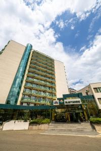 ein großes Gebäude mit einer Treppe davor in der Unterkunft Hotel Slavyanski in Sonnenstrand