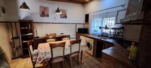 コルドバにあるTrassierraのキッチン(テーブル、テーブル、椅子付)