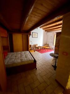 ein Schlafzimmer mit einem Bett und ein Wohnzimmer in der Unterkunft Casa Arianna in Ragusa