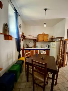 eine Küche mit einem Tisch und Stühlen im Zimmer in der Unterkunft Casa Arianna in Ragusa