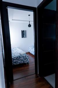 drzwi do sypialni z łóżkiem w pokoju w obiekcie Cozy condo near to the beach w mieście Dar Bouazza