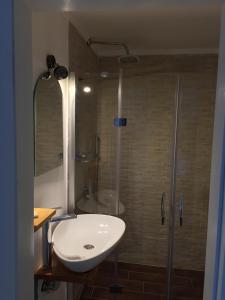 Koupelna v ubytování Pataros Hotel