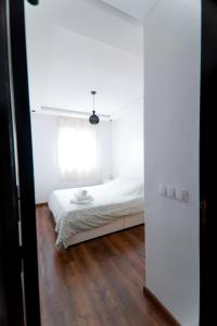 達博威札的住宿－Cozy condo near to the beach，白色的卧室设有床和窗户