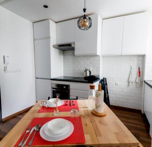 A kitchen or kitchenette at Cozy condo near to the beach