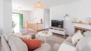 Televízia a/alebo spoločenská miestnosť v ubytovaní Villa Cañadu Nerja by Ruralidays