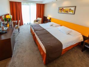 Postel nebo postele na pokoji v ubytování Abacus Business & Wellness Hotel