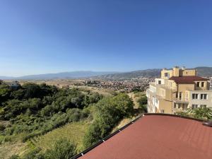 - une vue depuis le toit d'un bâtiment dans l'établissement Panorama view apartment, à Sandanski