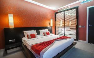 1 dormitorio con 1 cama grande y paredes rojas en Vernazza Suites Hotel, en Estambul