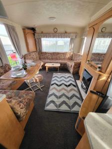 Eastgate Fantasy Islands Static Caravan Park في إنغولدميلز: غرفة معيشة مع أريكة وطاولة