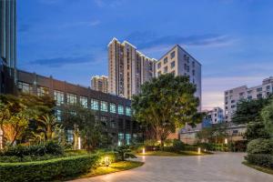 Holiday Inn Express Shantou Chenghai في شانتو: مجموعة مباني في مدينة في الليل