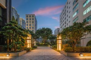 a walkway in a city with tall buildings at Holiday Inn Express Shantou Chenghai in Shantou