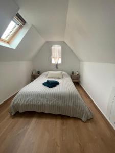- une chambre mansardée avec un grand lit dans l'établissement Petit maison avec terrasse proche de Rouen 1h30 de Paris, à Bihorel