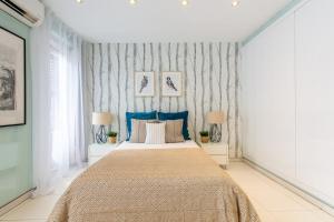 1 dormitorio con 1 cama grande con detalles en azul en AP Edificio Gran Via, en Madrid