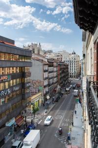 vistas a una calle de la ciudad con coches y edificios en AP Edificio Gran Via, en Madrid