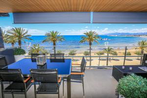 カンブリルスにあるTropicana Mar Litoral - ONLY FAMILIESのビーチの景色を望むダイニングルーム(青いテーブル付)
