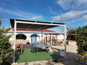 eine Pergola mit einem Tisch auf der Terrasse in der Unterkunft VILLA LOS ARCOS in Málaga