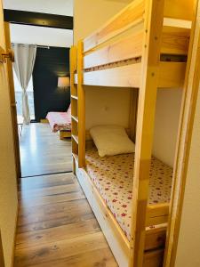 Двухъярусная кровать или двухъярусные кровати в номере Magnifique studio 4 pers avec balcon vue montagne