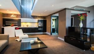 ein Wohnzimmer mit Sofa und Tisch in der Unterkunft Vernazza Suites in Istanbul