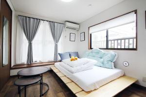 - une chambre avec un lit doté d'un ours en peluche dans l'établissement SUNRISE, à Tokyo