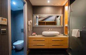 ein Badezimmer mit Waschbecken, Spiegel und Toilette in der Unterkunft Vernazza Suites in Istanbul + 16 Fotos