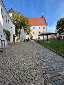 uma rua de calçada em frente a um edifício em Schloss Hotel Wurzen em Wurzen