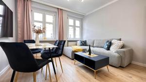 salon z kanapą i stołem w obiekcie Apartament Złoty w Opolu w mieście Opole
