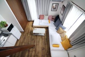 - un salon avec un canapé blanc et une fenêtre dans l'établissement SUNRISE, à Tokyo