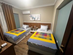 een kleine kamer met 2 bedden bij luxury flat with garden and private entrance شقة فاخرة بحديقة و مدخل خاص in Caïro