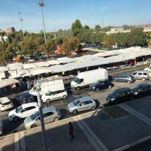 un estacionamiento lleno de coches y camiones en un estacionamiento en LT di Tiziana e Rossana, en Tivoli Terme