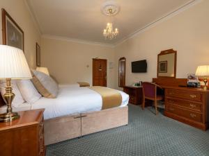 TV a/nebo společenská místnost v ubytování Grant Arms Hotel