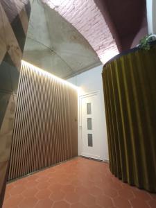 um quarto com um corredor com uma porta e uma parede em ArtDecò Rooms Turin em Turim