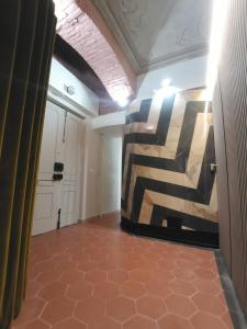 um quarto com uma grande pintura na parede em ArtDecò Rooms Turin em Turim