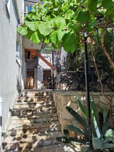 un conjunto de escalones de piedra que conducen a un edificio en Apartments HN, en Igalo